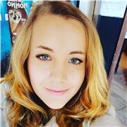 Buongiorno sono una giovane donna di 38 anni e sono bilingue. Insegno Spagnolo ma non solo anche inglese e frrrancese